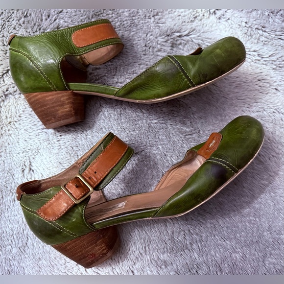 Arnold Churgin Elegant Green and Tan Women's 2 inch Heels - Picture 4 of 6